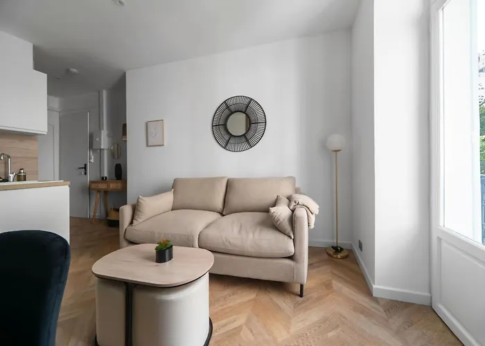 Serbie - Design Et Climatises En Centre * Βισύ