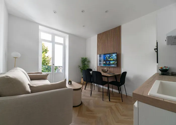 Serbie - Design Et Climatises En Centre * Βισύ