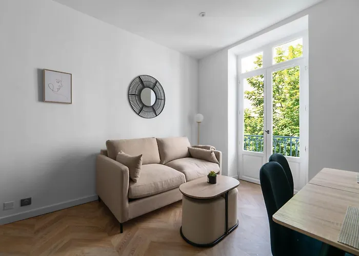 Serbie - Design Et Climatises En Centre Βισύ