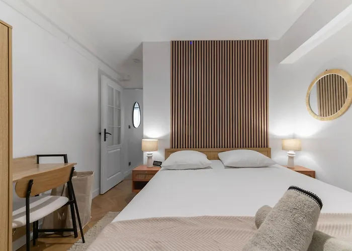 Serbie - Design Et Climatises En Centre * Βισύ